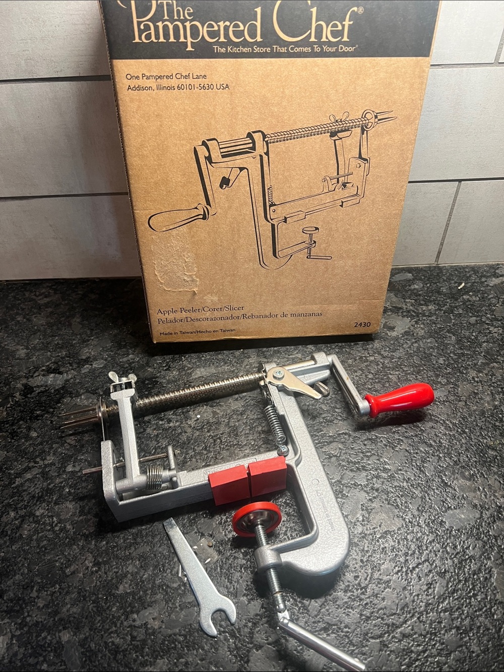 Pampered Chef Apple Peeler Corer Slicer. For pies, crumbles Make slices for kids